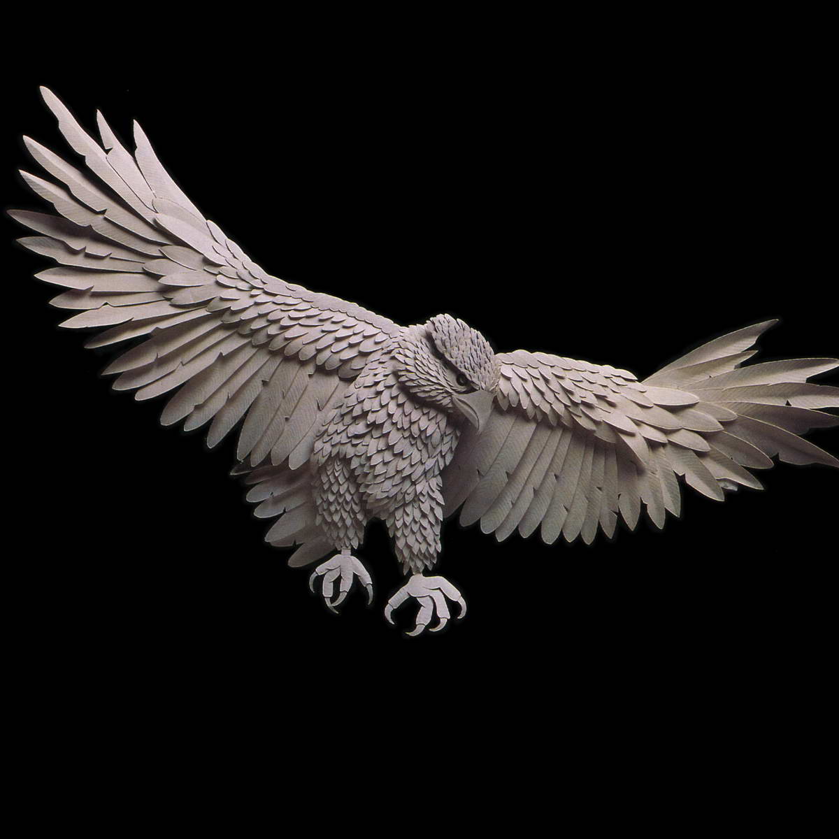 Escultura en papel de un águila