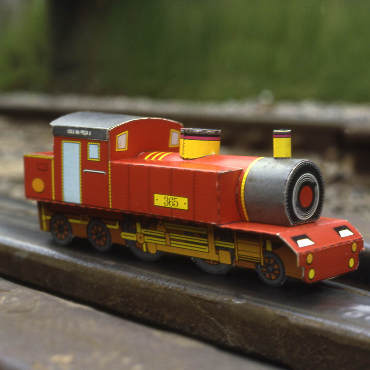 Escultura en papel de un tren